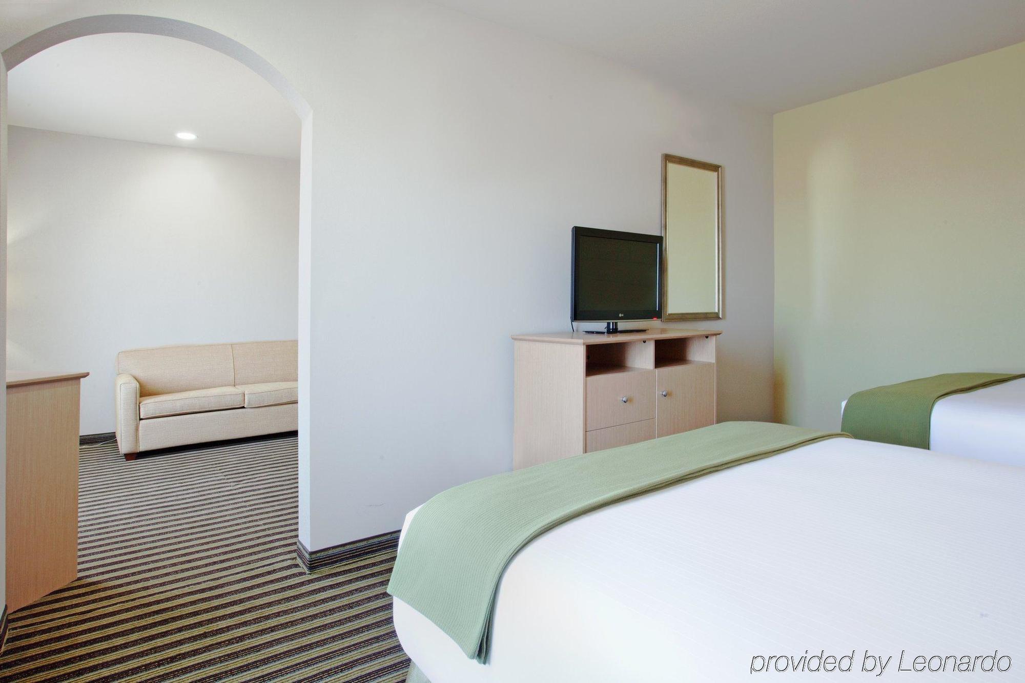 Holiday Inn Express Hotel & Suites Alvarado By Ihg Kamer foto