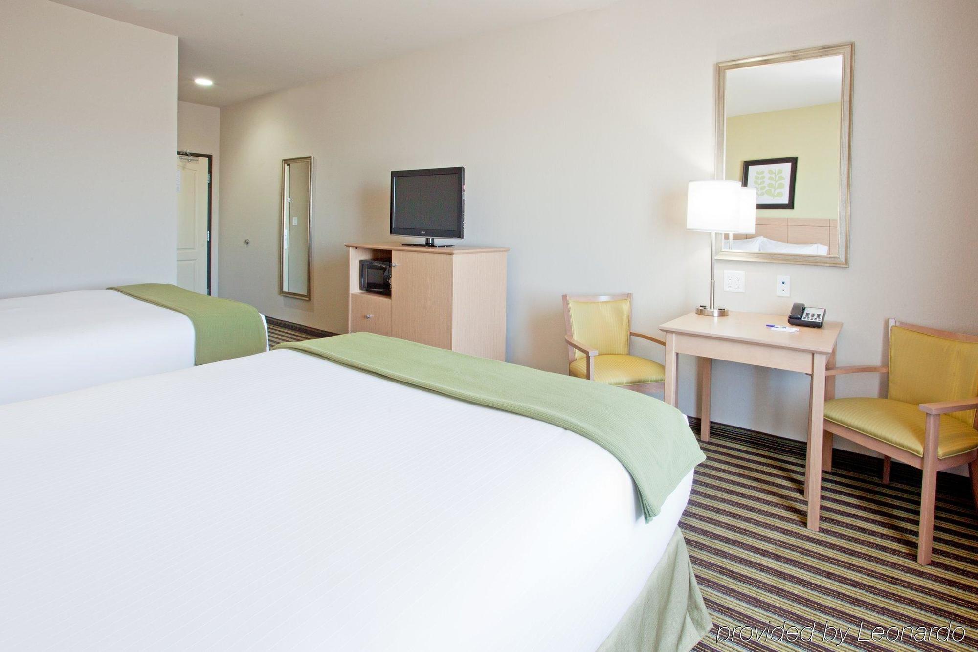 Holiday Inn Express Hotel & Suites Alvarado By Ihg Kamer foto