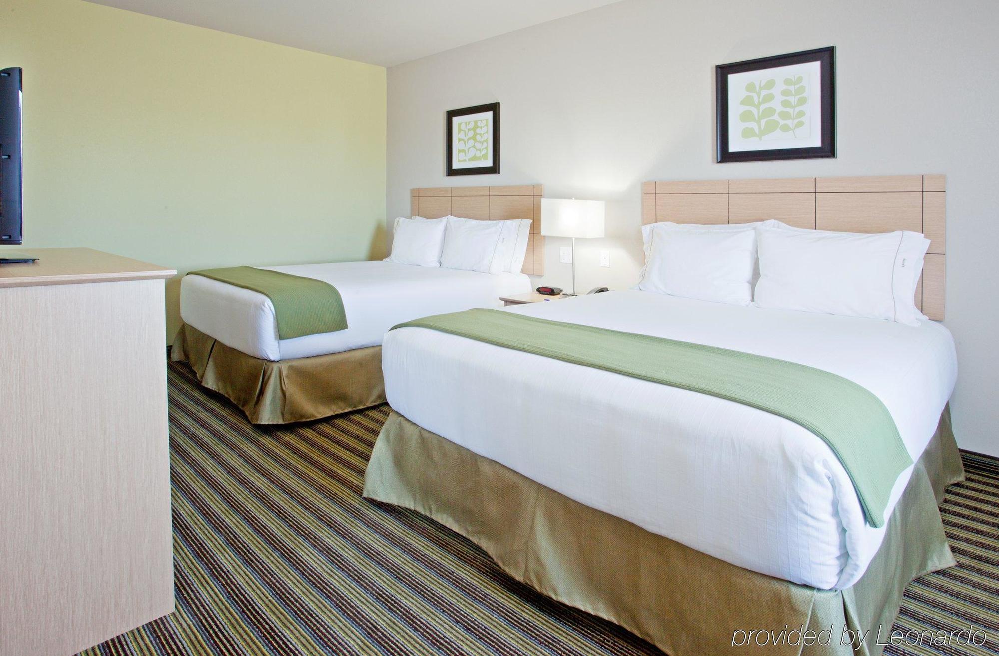 Holiday Inn Express Hotel & Suites Alvarado By Ihg Kamer foto