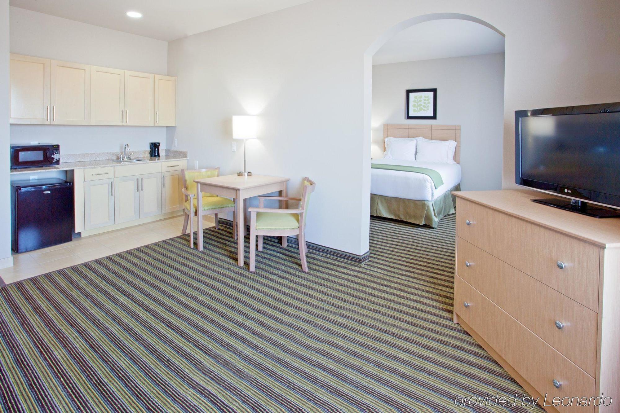 Holiday Inn Express Hotel & Suites Alvarado By Ihg Kamer foto